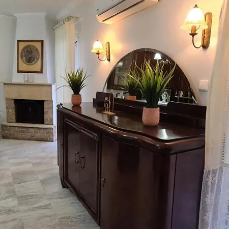 Fori's Nest Skg Apartment
